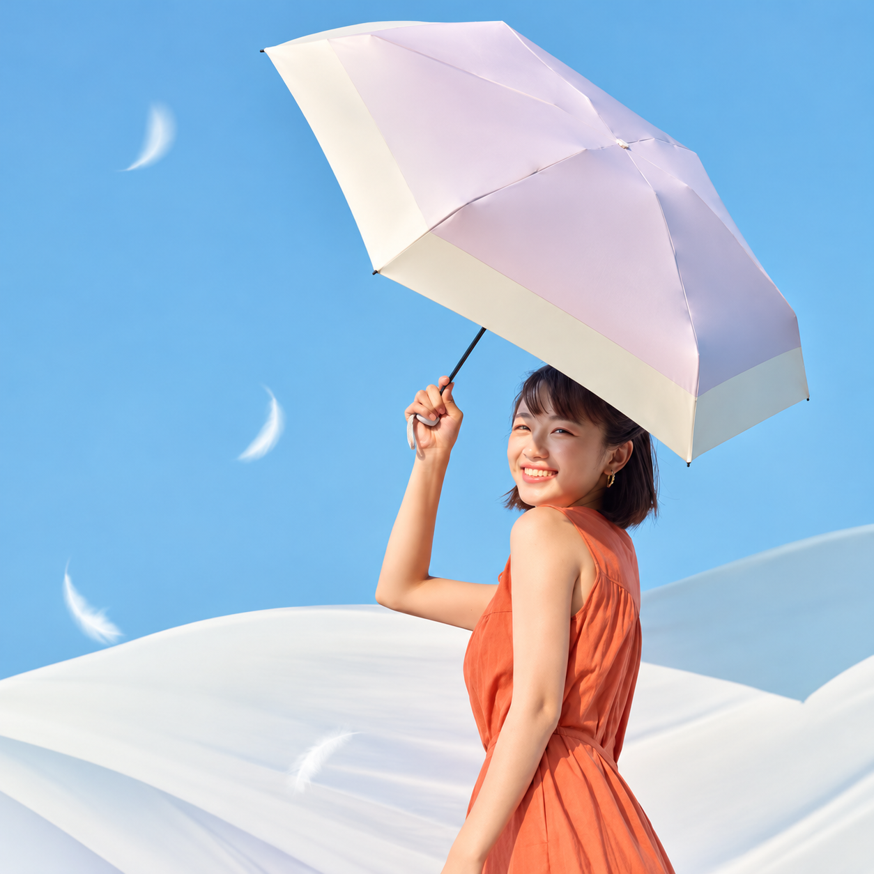 女子穿著橘色洋裝,在藍天下撐著淡紫色遮陽傘